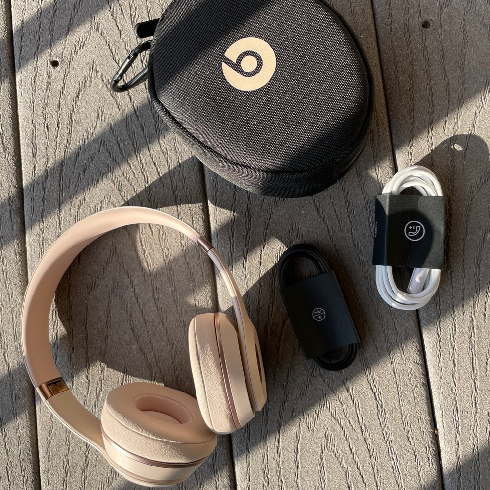 BRAND NEW Beats solo 3 wireless Matte Gold